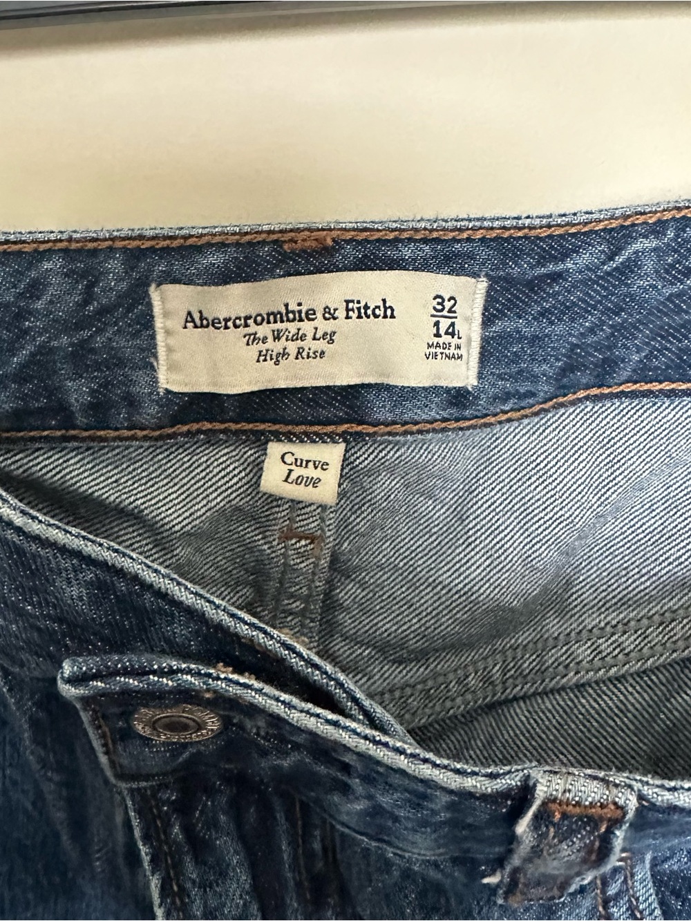Abercrombie High Rise Wide Leg Curve Love Jean - 32 L - Picture 3 of 4